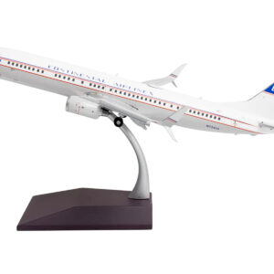 Boeing 737-900ER Commercial Aircraft with Flaps Down "Continental Airlines - United Airlines" (N75435) White with Red and Blue Stripes "Gemini 200" Series 1/200 Diecast Model Airplane by GeminiJets from the Sports Car Racing Model Cars store collection.
