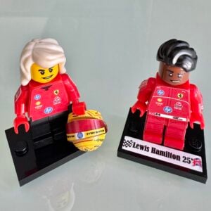 F1 minifigura Lewis Hamilton and his assistant Angela Cullen in Ferrari from the F1 Model Cars store collection.