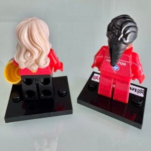 F1 minifigura Lewis Hamilton and his assistant Angela Cullen in Ferrari from the F1 Model Cars store collection.