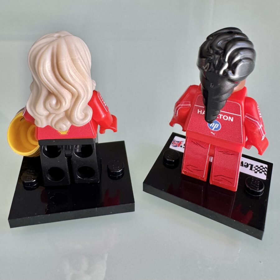 F1 minifigura Lewis Hamilton and his assistant Angela Cullen in Ferrari from the Damon Hill store collection.